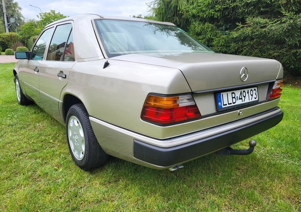 Mercedes-Benz W124 (1984-1993) cena 28000 przebieg: 424000, rok produkcji 1992 z Jastrowie małe 301